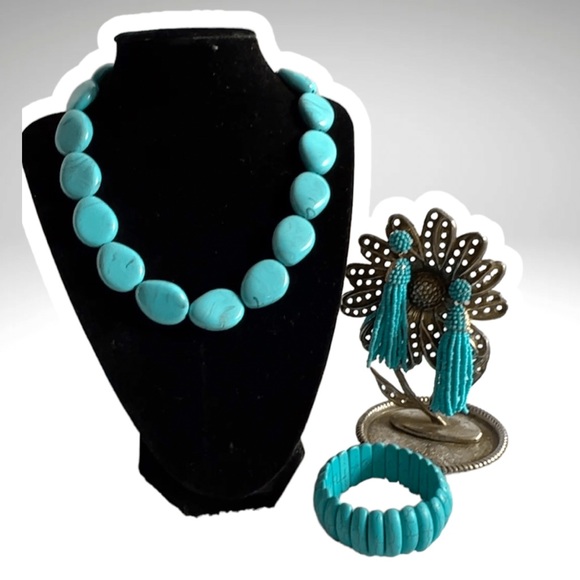 Turquoise Costume Jewelry, Necklace, Bracelet,& Drop Beaded earrings - Picture 15 of 15